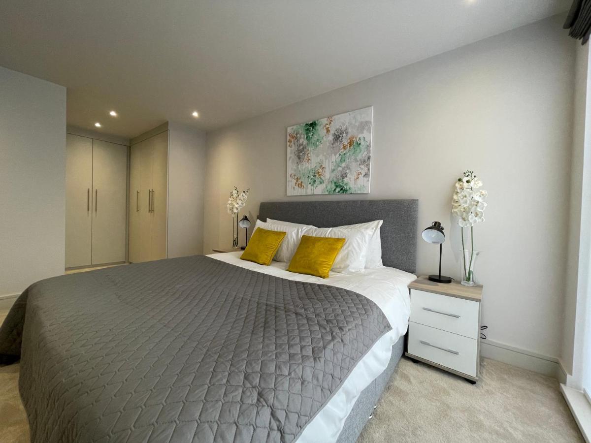 Spectacular 2 Bedroom In Great Location Apartment *