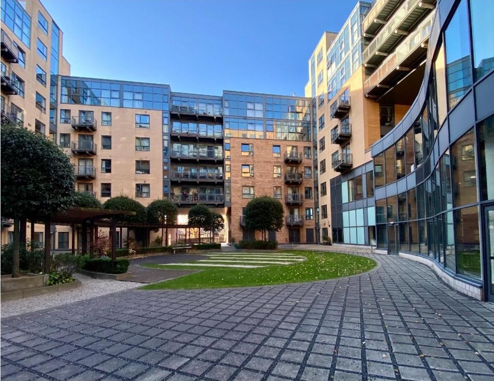 Large 2 Bed, 2 Bath, Free Parking & Wifi Apartment