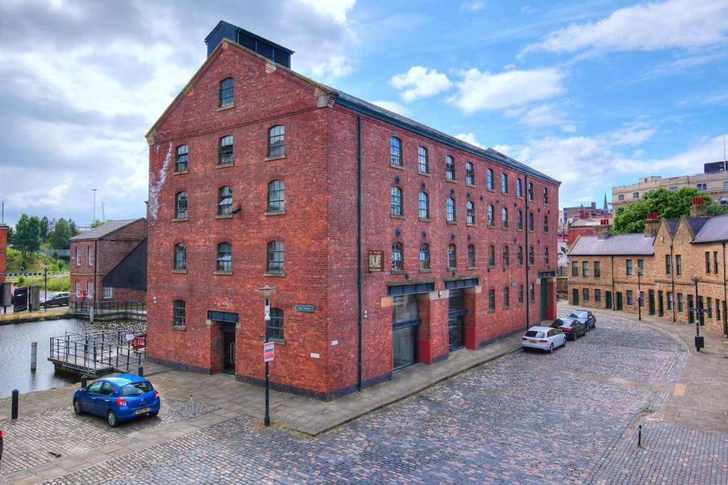Victoria Quays Warehouse Apartment: Pet-friendly Centre *