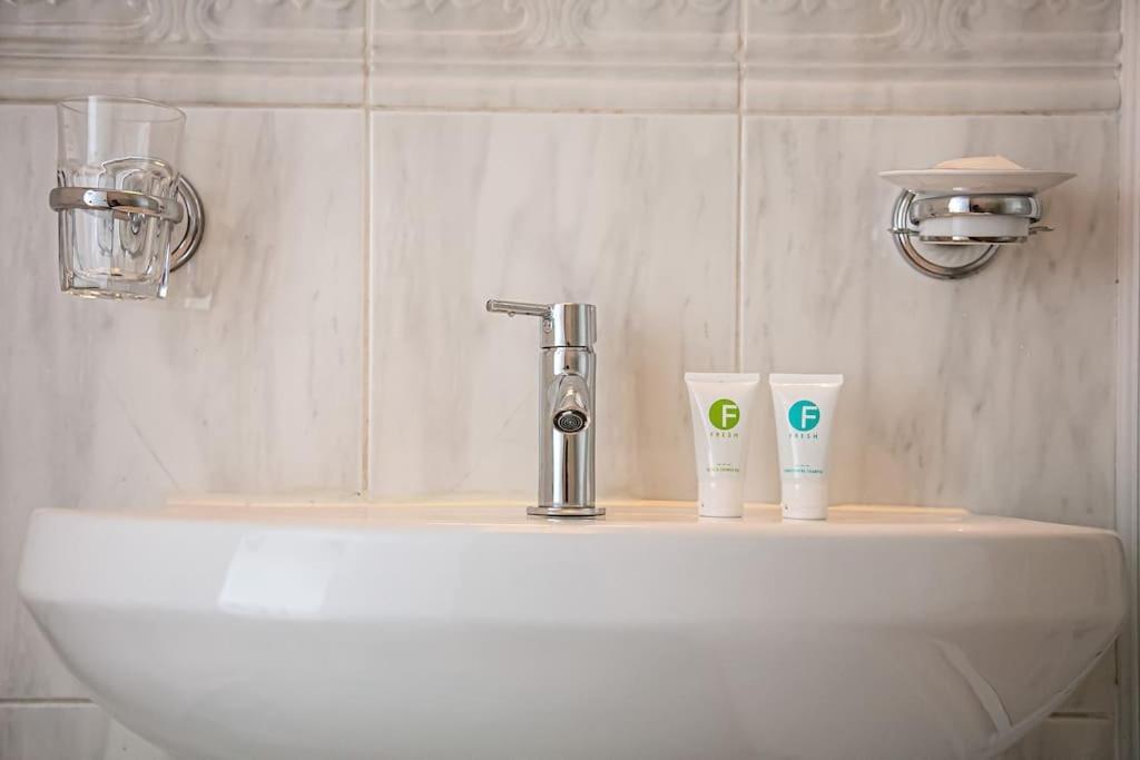 Victoria Quays Warehouse Apartment: Pet-friendly Centre Apartamento