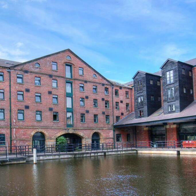 Victoria Quays Warehouse Apartment: Pet-friendly Centre *