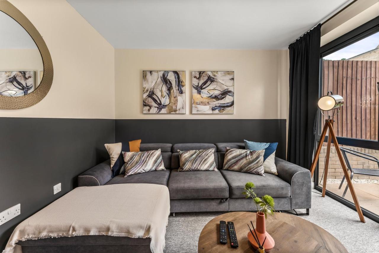 Beautiful 2 Bed In - Parking - Garden Apartment