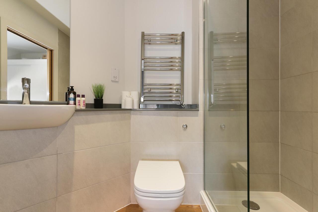 Modern 2-bed Apartment, Free Parking, Centre, Netflix & Pet Friendly - Hosted By Host Save