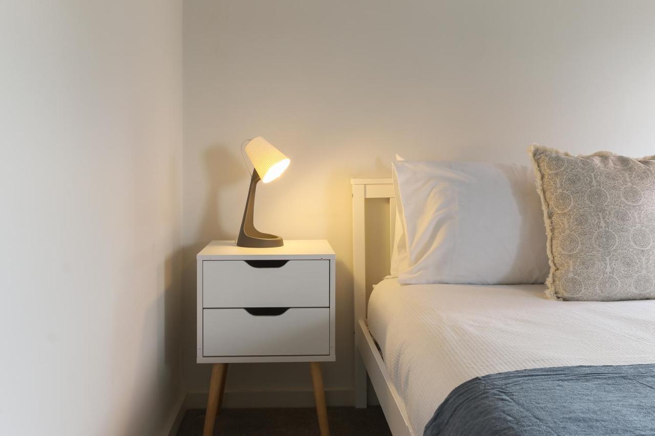 Apartment Modern 2-bed Apartment, Free Parking, Centre, Netflix & Pet Friendly - Hosted By Host Save