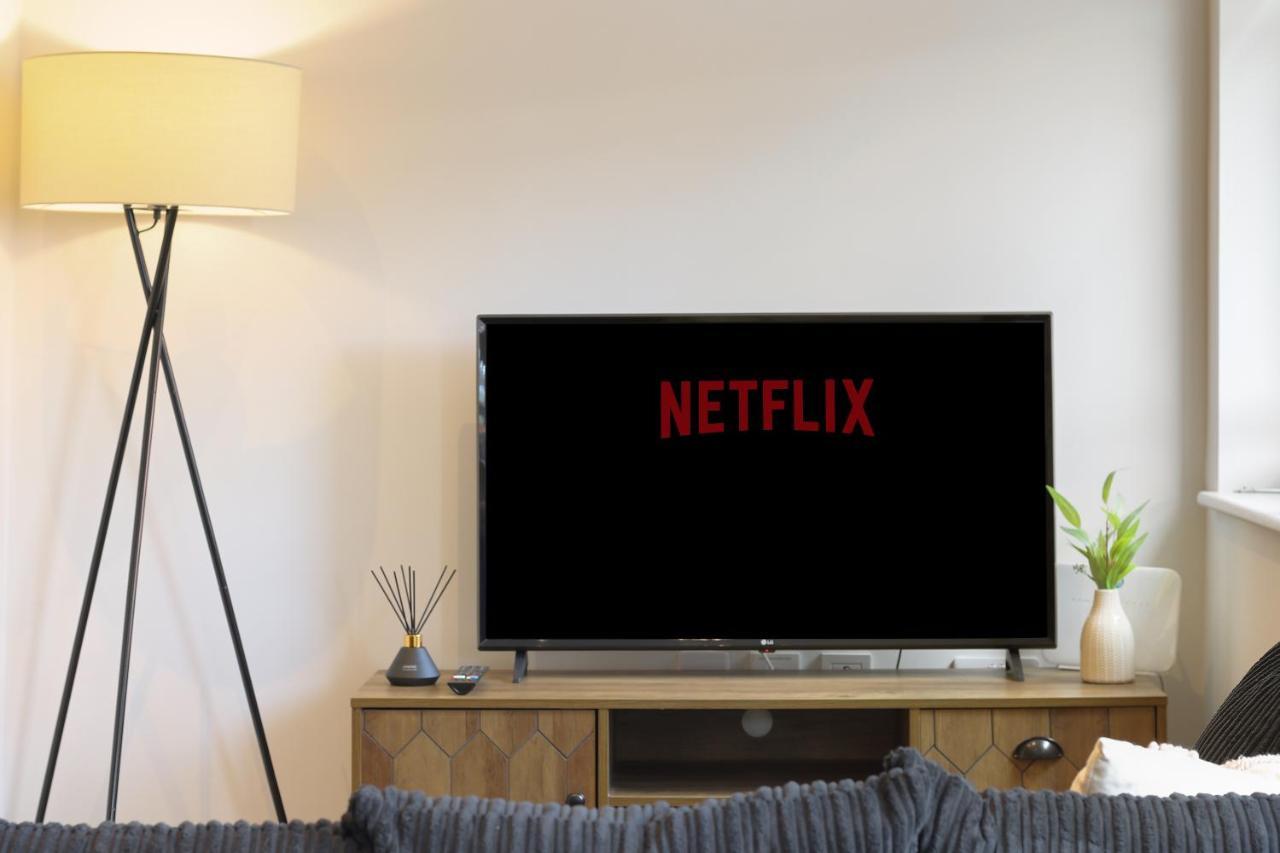 Modern 2-bed Apartment, Free Parking, Centre, Netflix & Pet Friendly - Hosted By Host Save