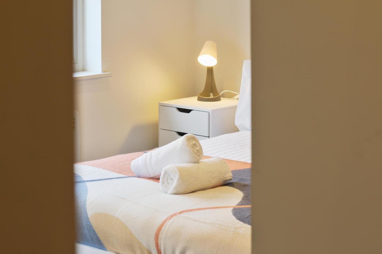 Apartment Modern 2-bed Apartment, Free Parking, Centre, Netflix & Pet Friendly - Hosted By Host Save