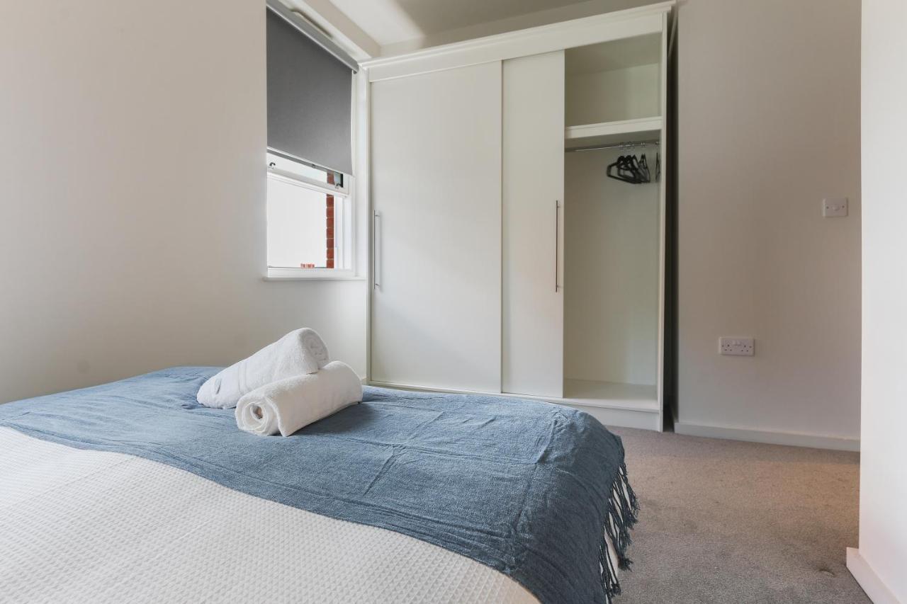 Modern 2-bed Apartment, Free Parking, Centre, Netflix & Pet Friendly - Hosted By Host Save