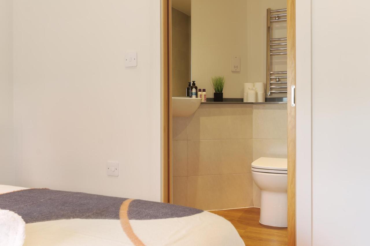 Modern 2-bed Apartment, Free Parking, Centre, Netflix & Pet Friendly - Hosted By Host Save
