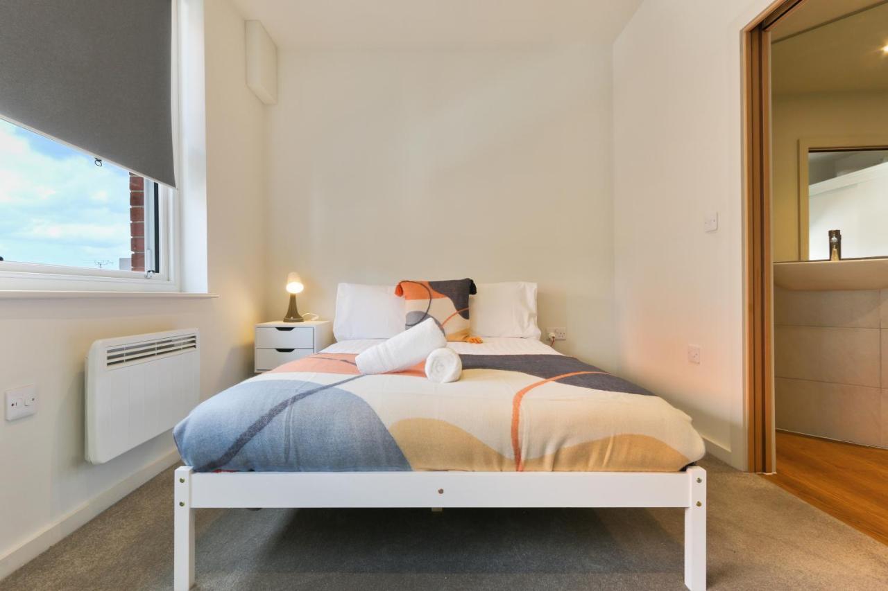 Modern 2-bed Apartment, Free Parking, Centre, Netflix & Pet Friendly - Hosted By Host Save *
