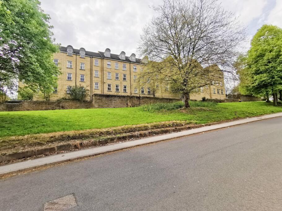 Apartment Fivehill Sheffield-en-suite-parking-long *