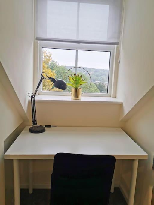 Fivehill Sheffield-en-suite-parking-long Apartment