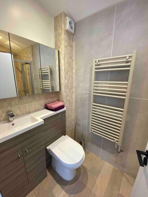 Stylish 3 Bedroom In Historic Centre Building Apartment *