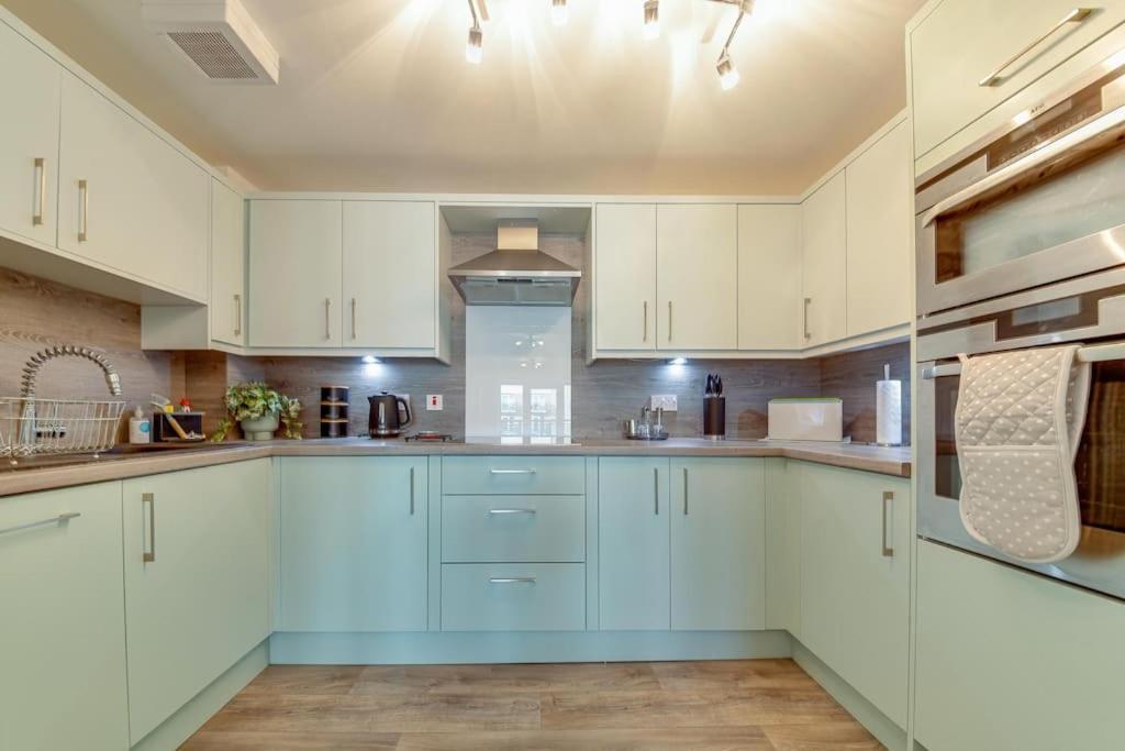Stunning Space In The 2br 2ba *