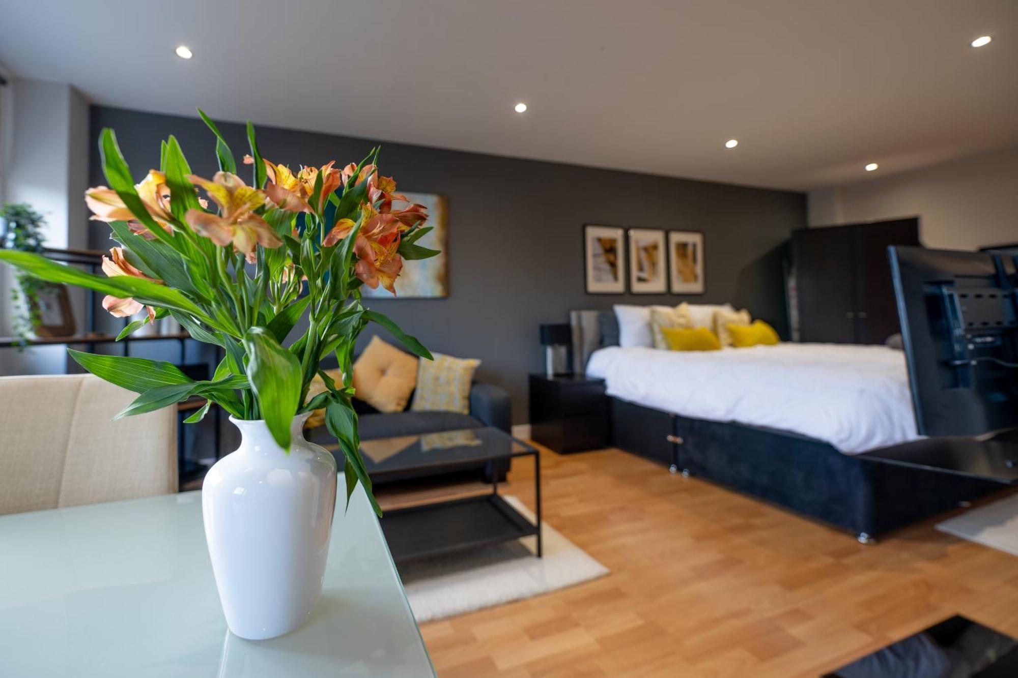 Perfectly Located Centre - West One With Free Wifi, Gym Access, Netflix