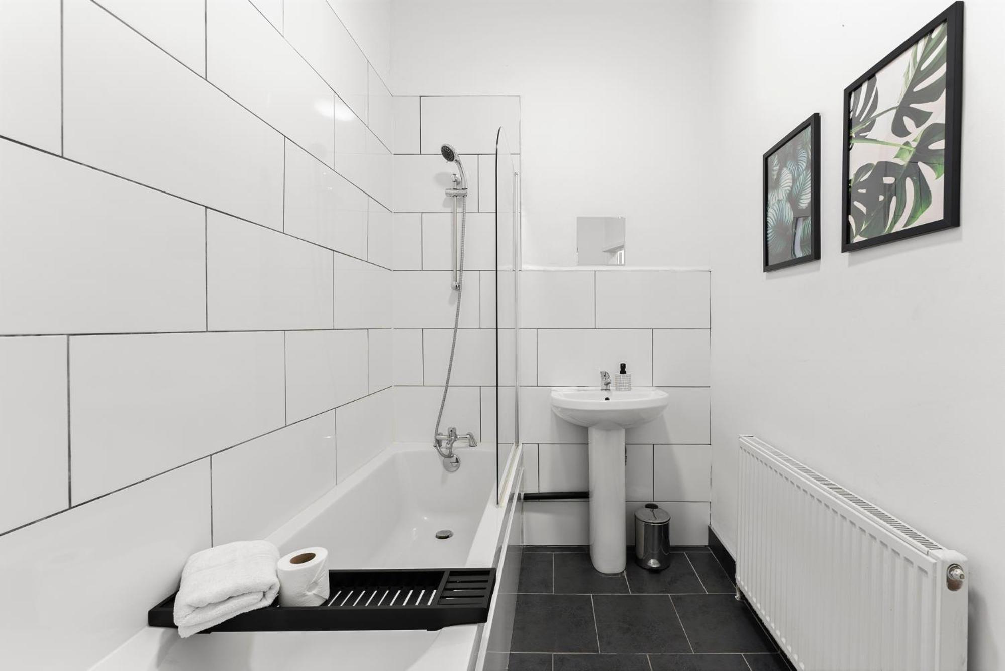 Apartment 20 Percent Off! Stylish Abode Sleeps 12 *