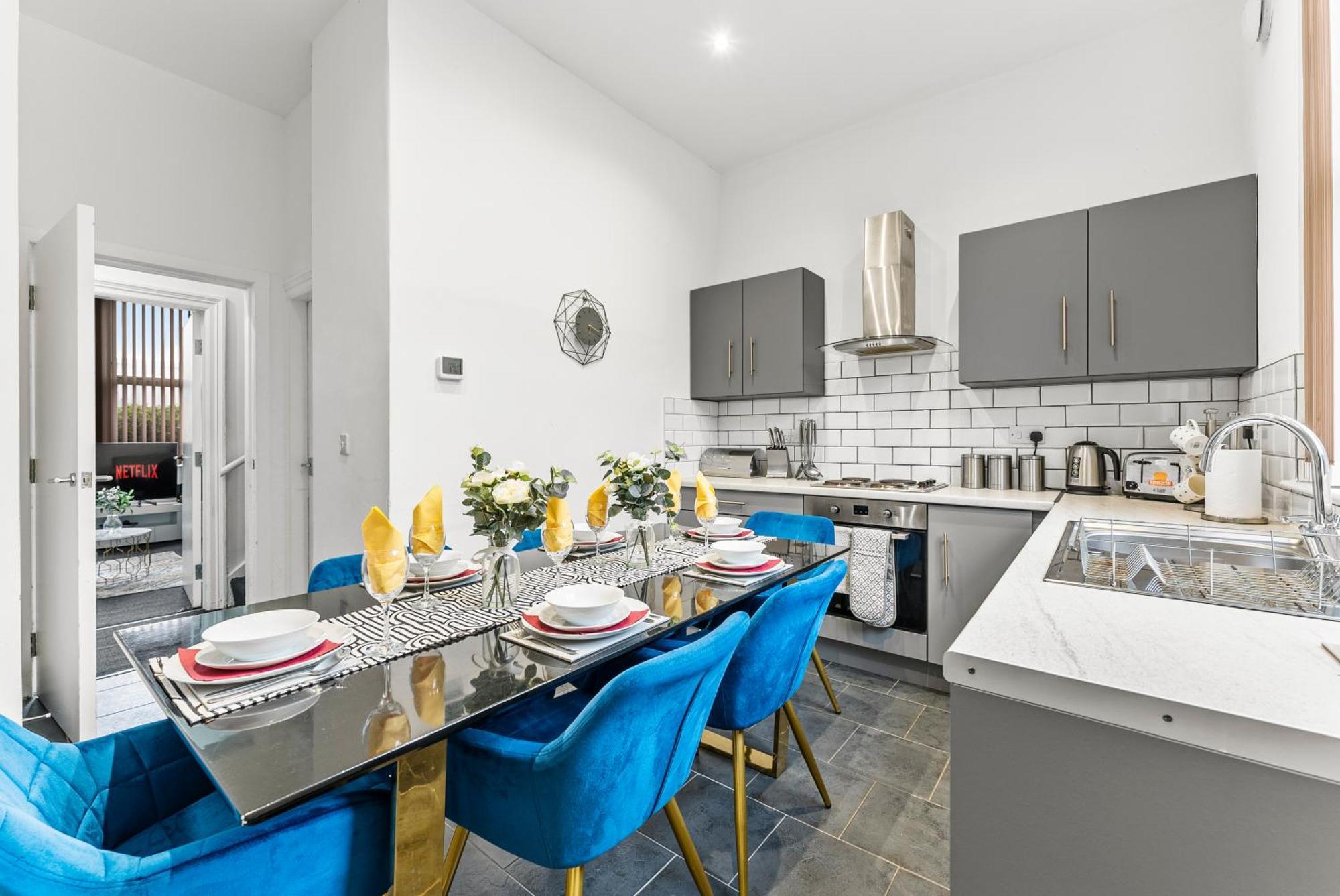 20 Percent Off! Stylish Abode Sleeps 12 * Sheffield