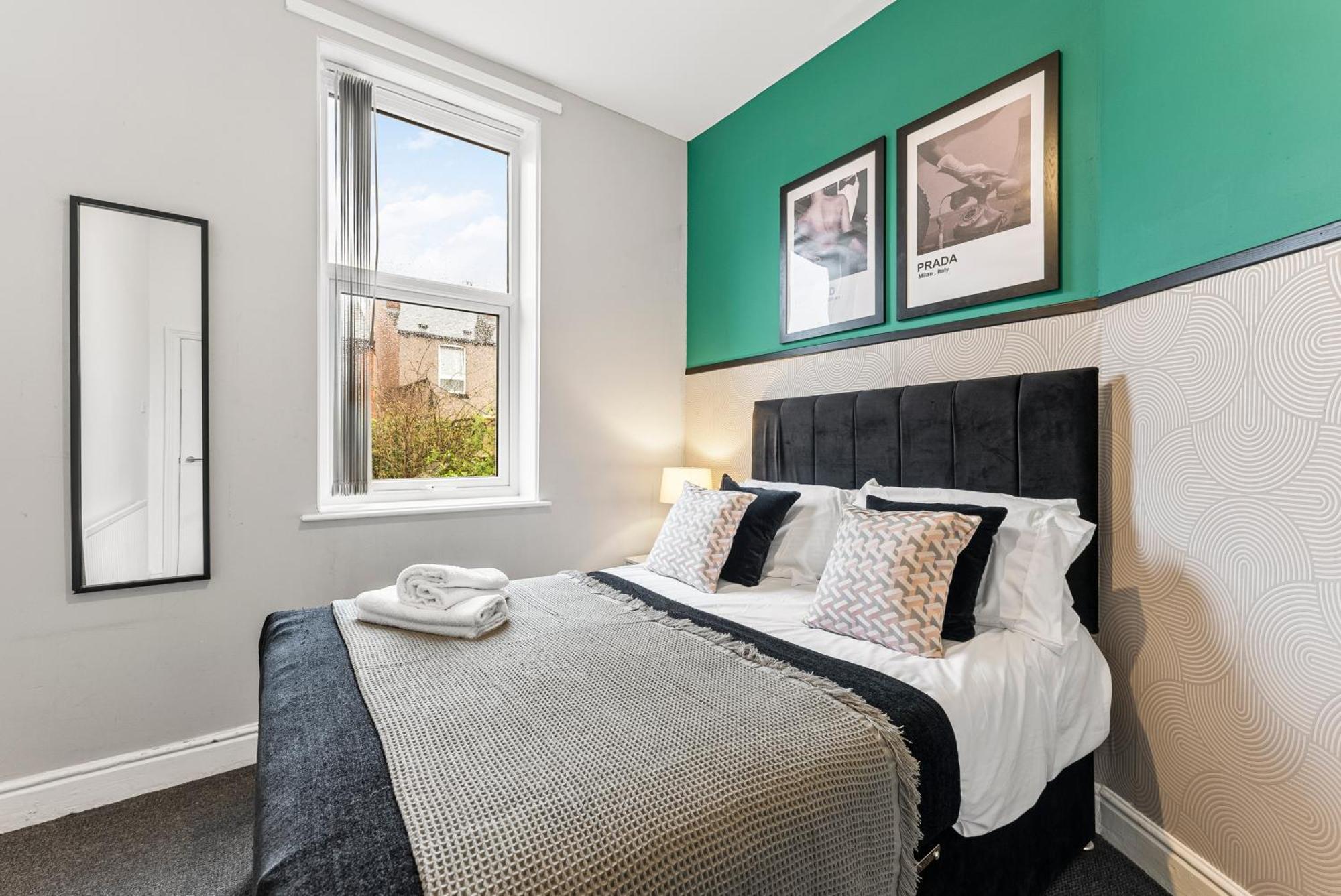 20 Percent Off! Stylish Abode Sleeps 12 Apartment Sheffield