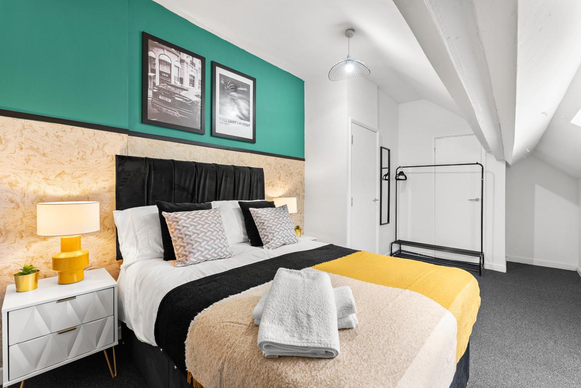 20 Percent Off! Stylish Abode Sleeps 12 Apartment