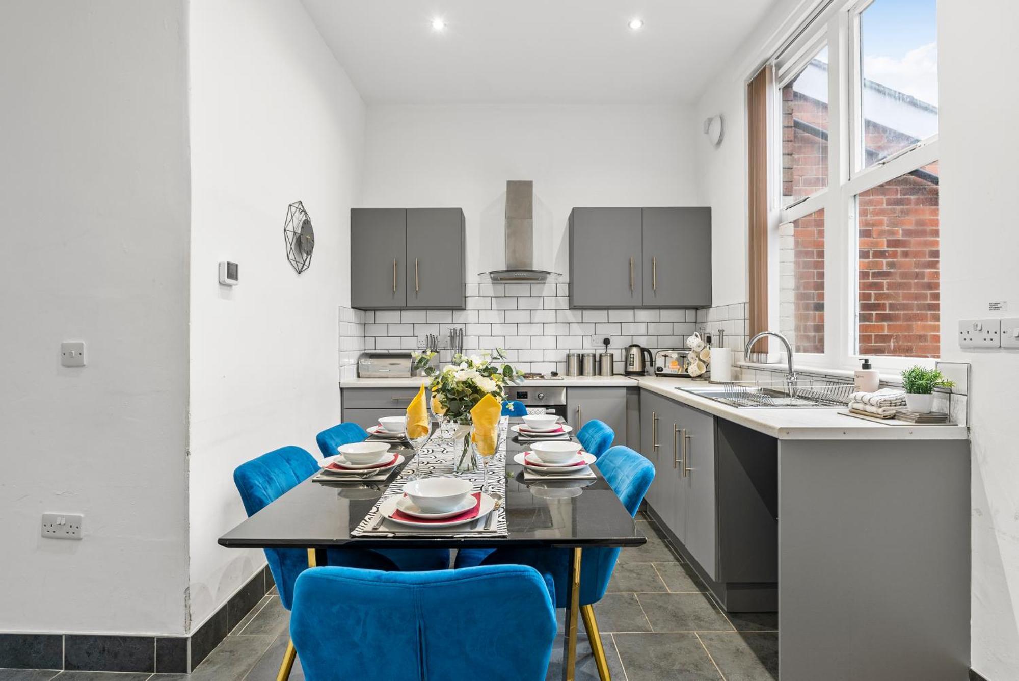 20 Percent Off! Stylish Abode Sleeps 12 Apartment *