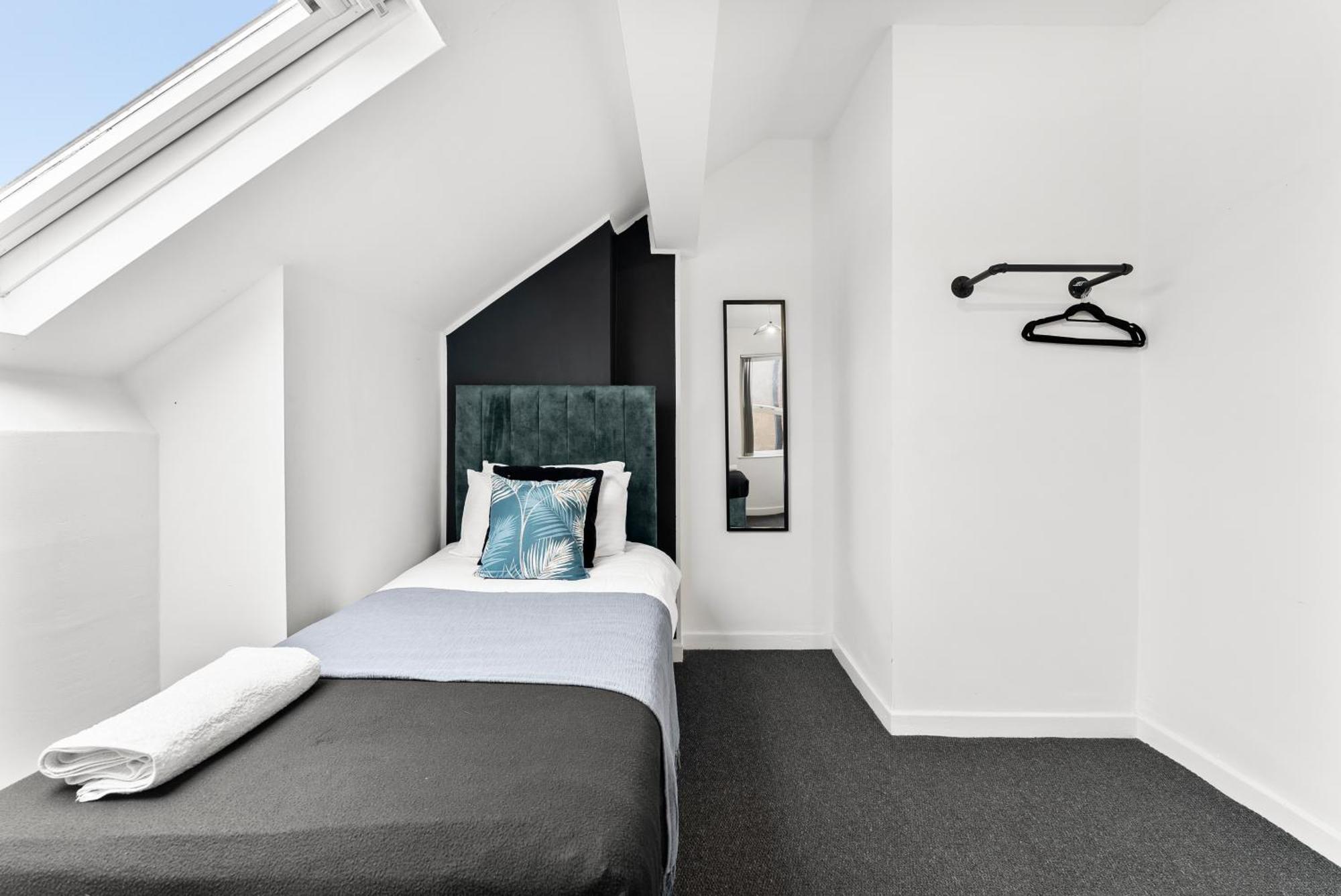 Apartment 20 Percent Off! Stylish Abode Sleeps 12 Sheffield