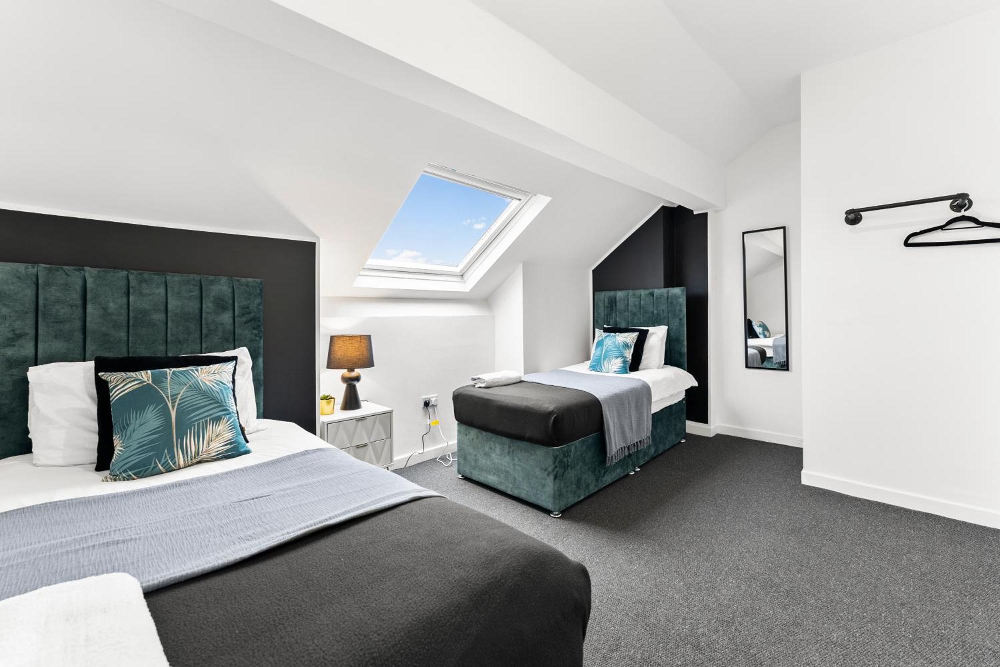 20 Percent Off! Stylish Abode Sleeps 12 * Sheffield