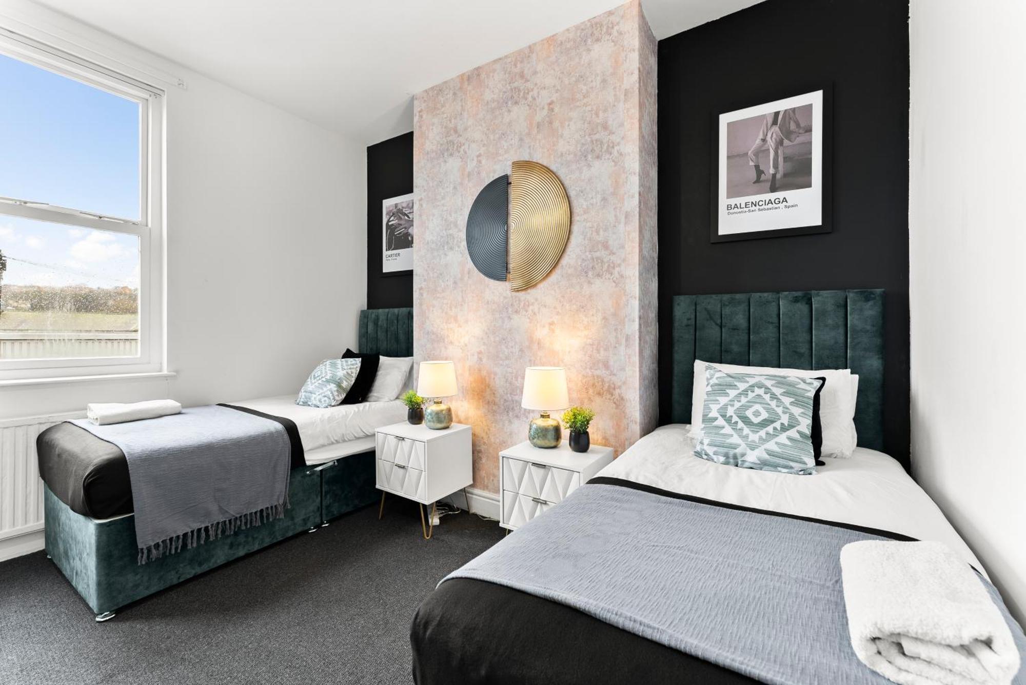 20 Percent Off! Stylish Abode Sleeps 12 Apartment