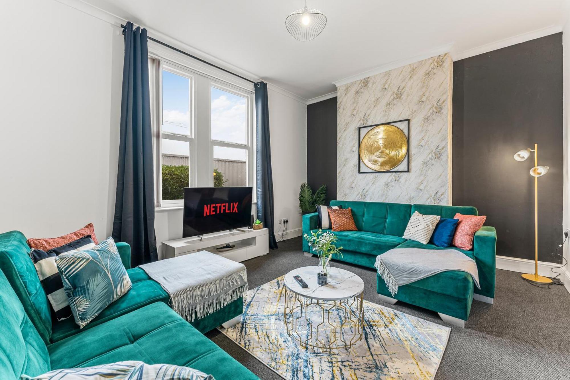 20 Percent Off! Stylish Abode Sleeps 12