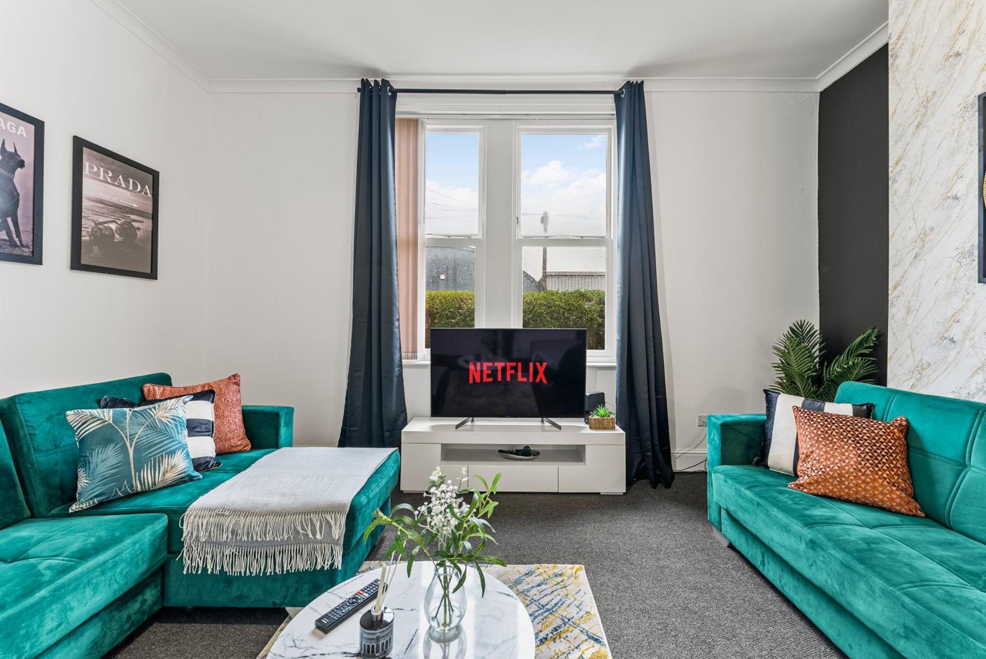 20 Percent Off! Stylish Abode Sleeps 12 Apartment