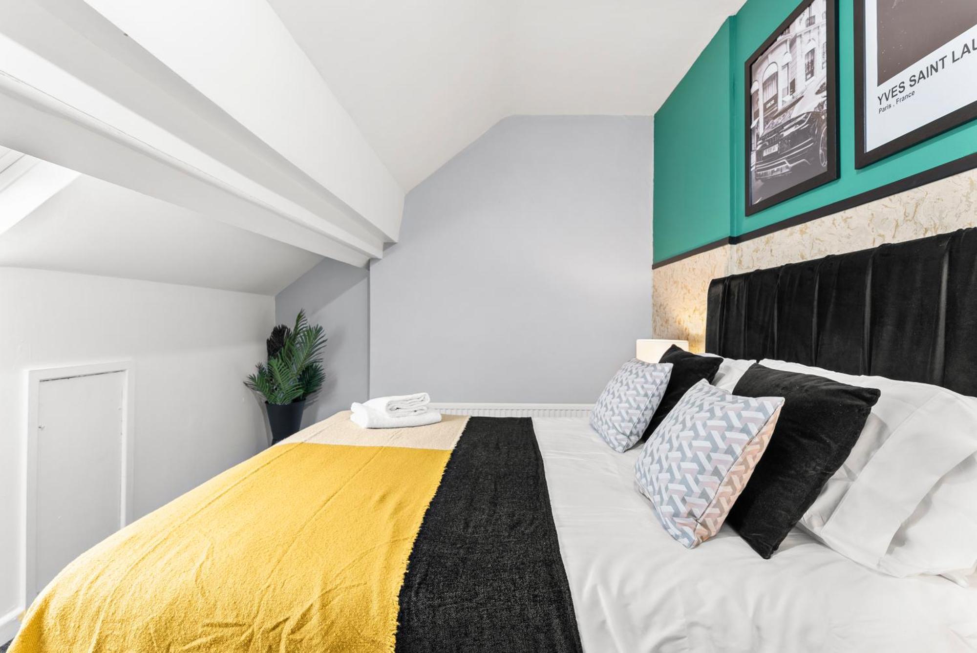 20 Percent Off! Stylish Abode Sleeps 12 Apartment Sheffield