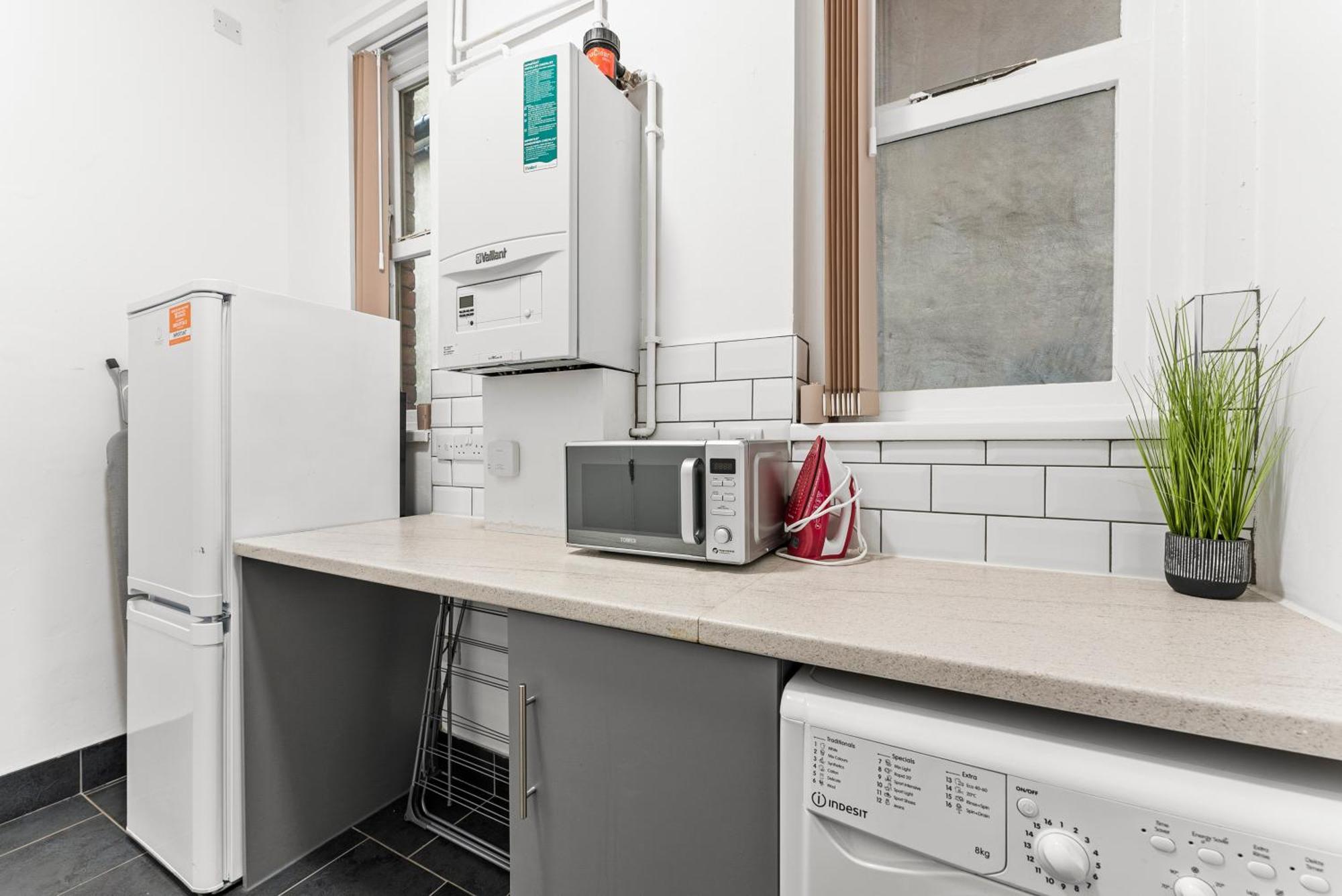 20 Percent Off! Stylish Abode Sleeps 12 Sheffield