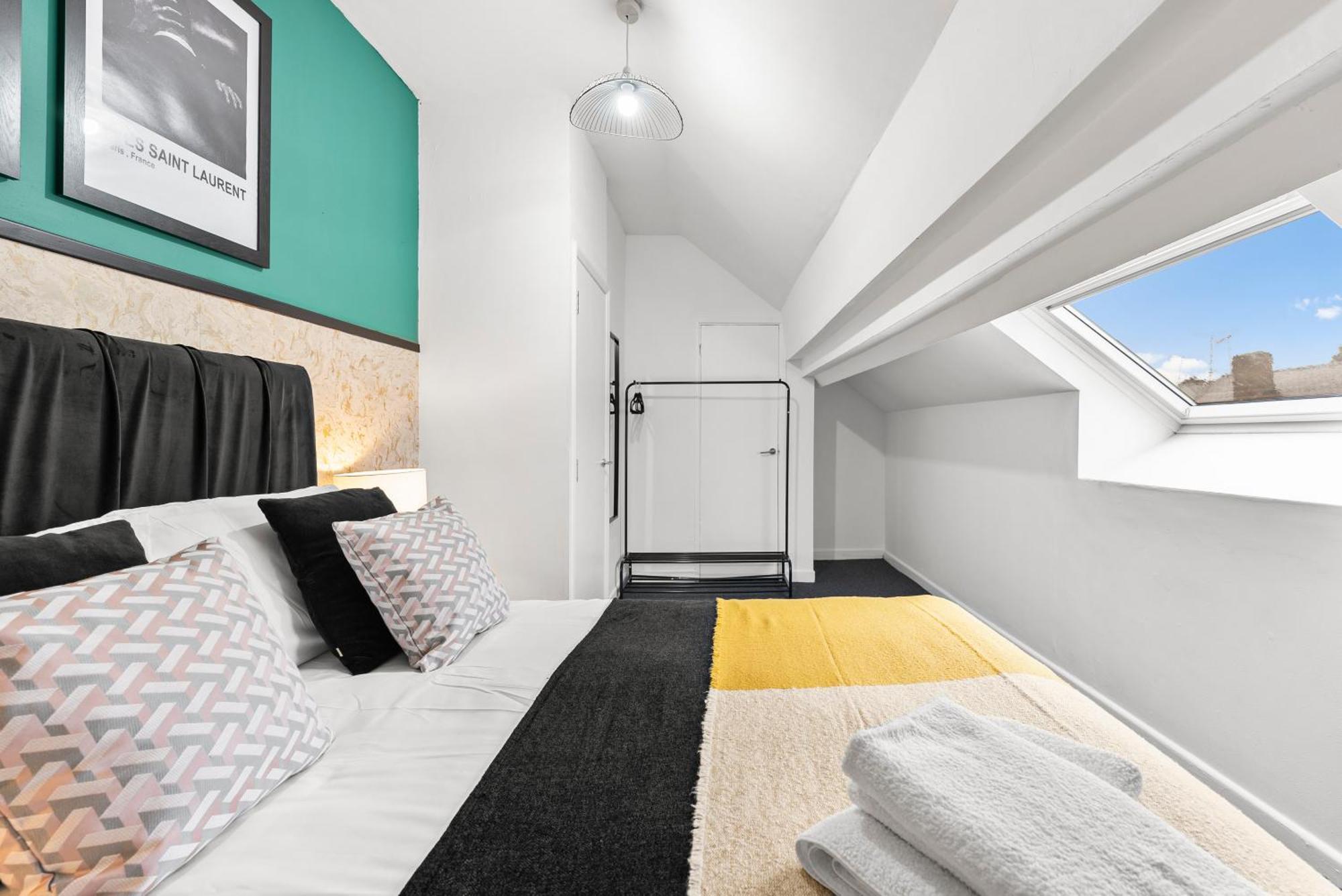 20 Percent Off! Stylish Abode Sleeps 12 Apartment *