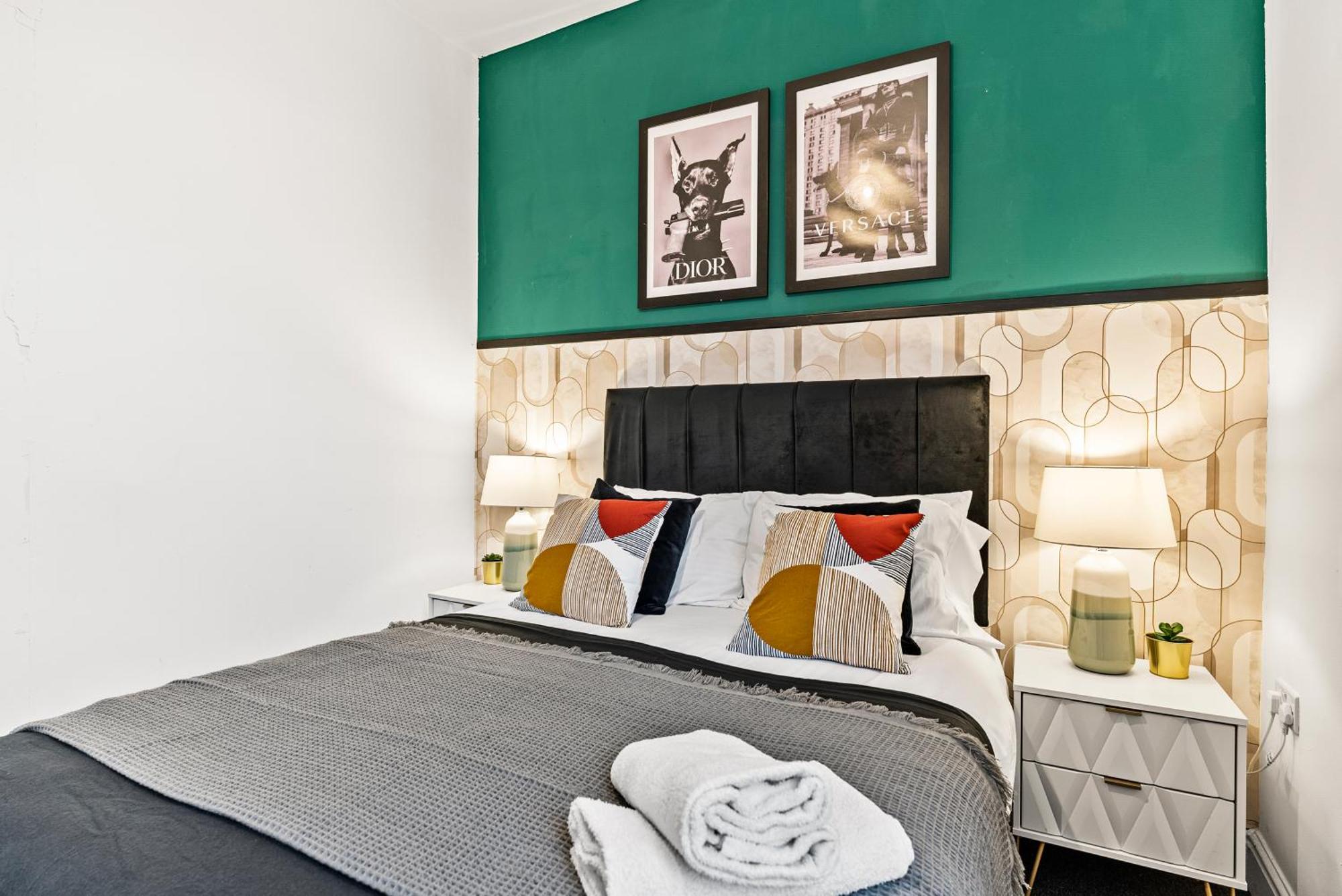 20 Percent Off! Stylish Abode Sleeps 12 * Sheffield
