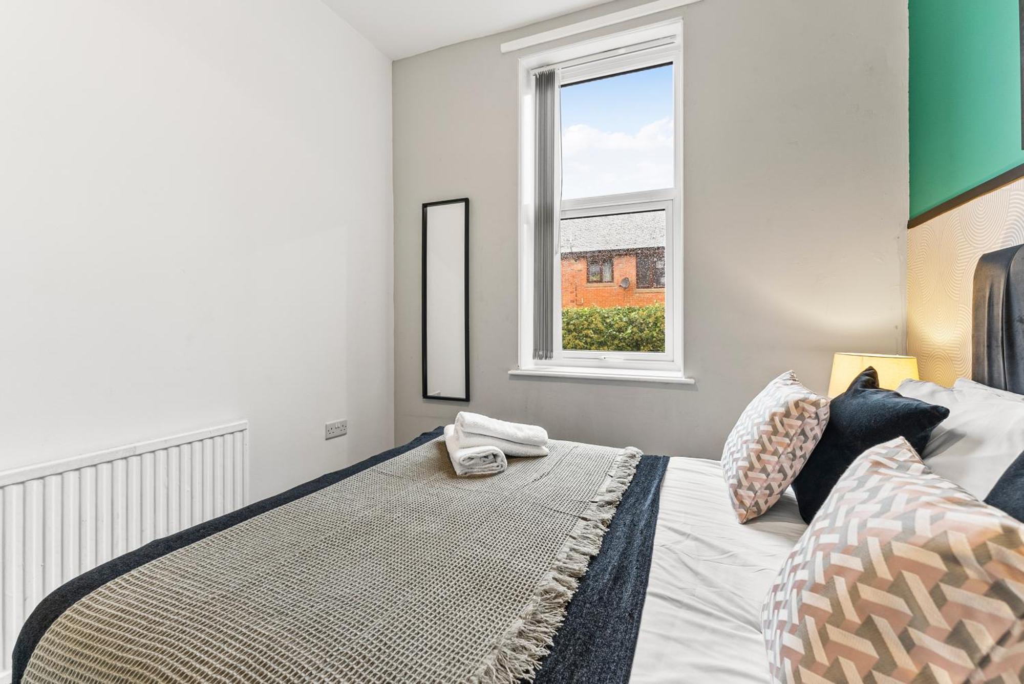 20 Percent Off! Stylish Abode Sleeps 12 Apartment Sheffield