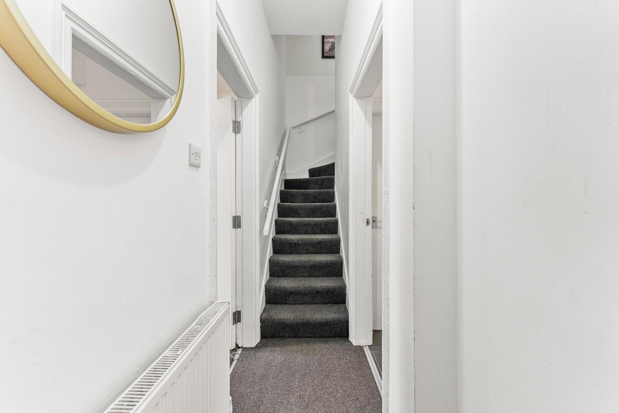 20 Percent Off! Stylish Abode Sleeps 12 Apartment *