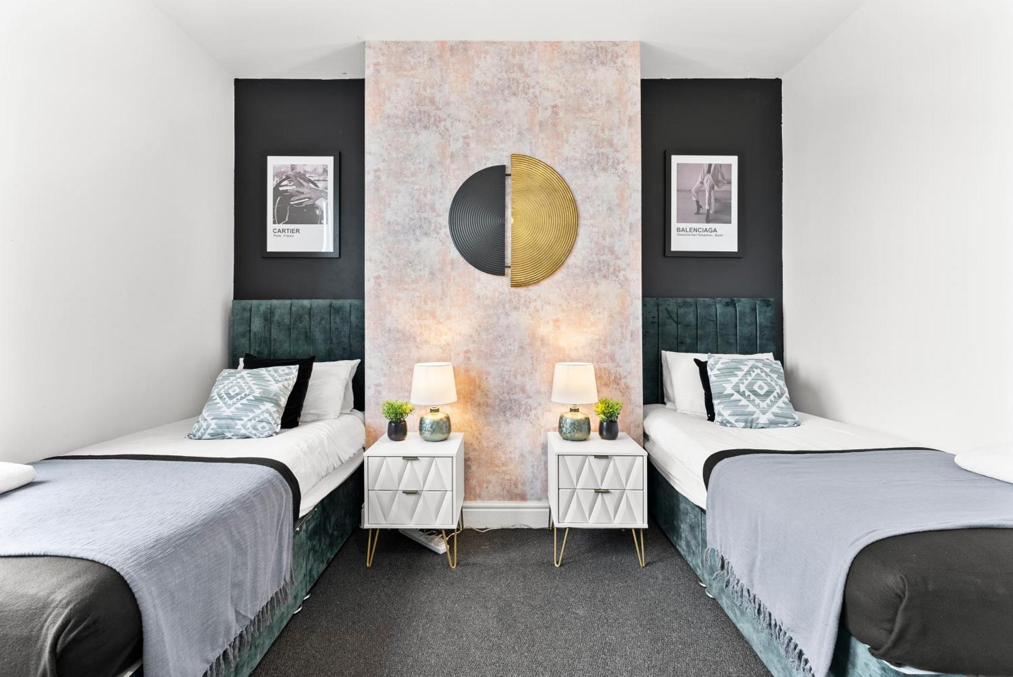 20 Percent Off! Stylish Abode Sleeps 12 * Sheffield