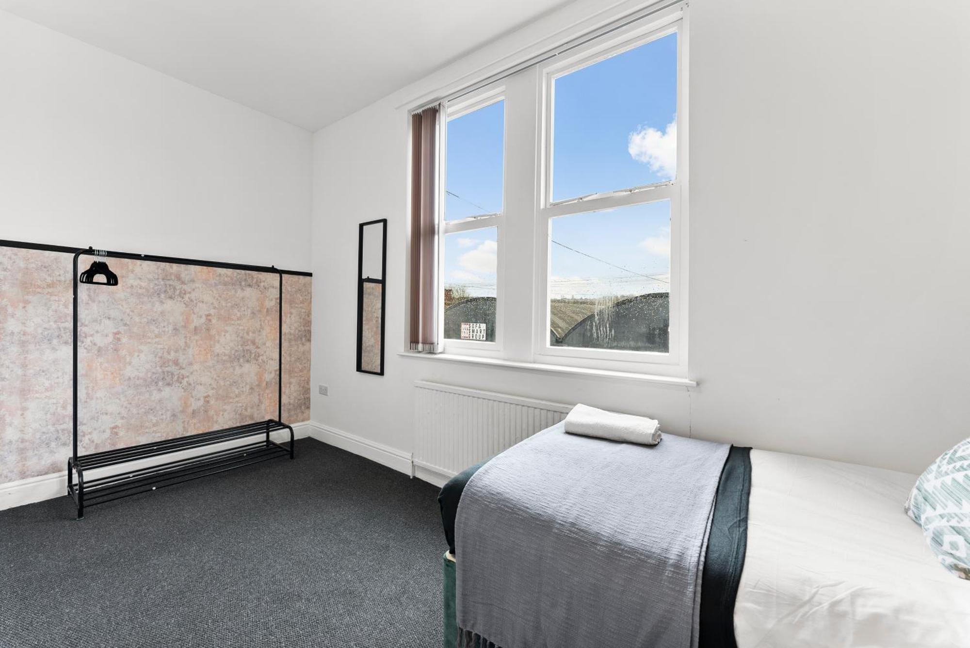 Apartment 20 Percent Off! Stylish Abode Sleeps 12 *