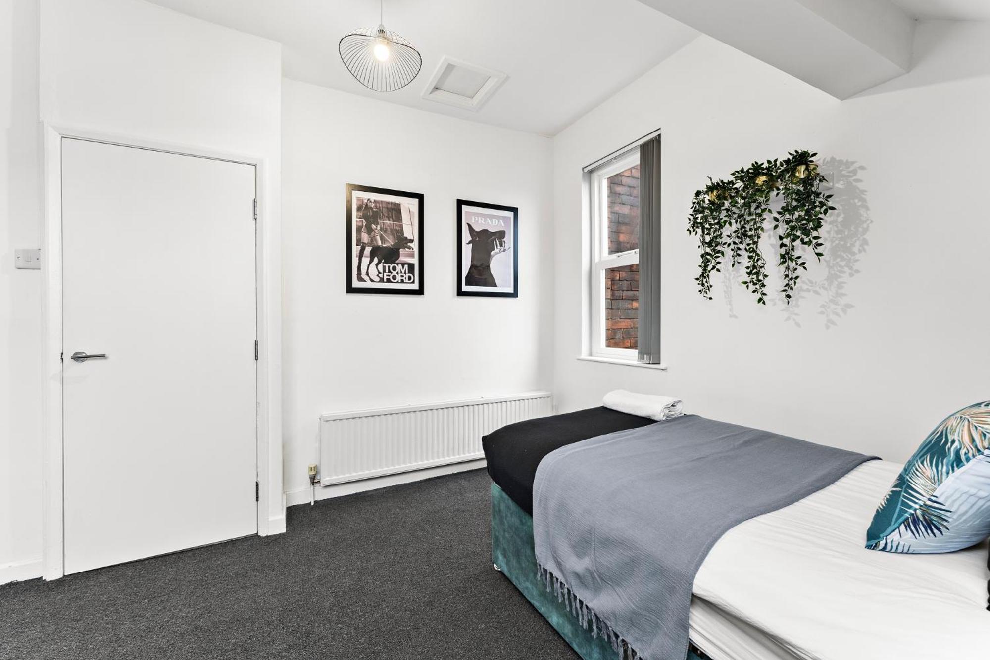 20 Percent Off! Stylish Abode Sleeps 12 *