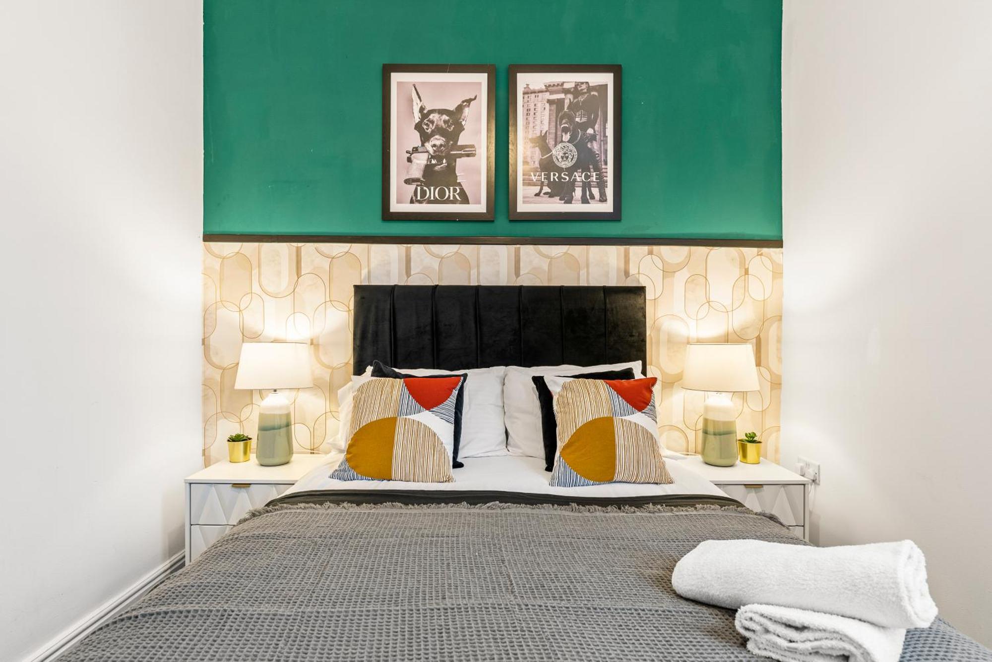20 Percent Off! Stylish Abode Sleeps 12 Sheffield