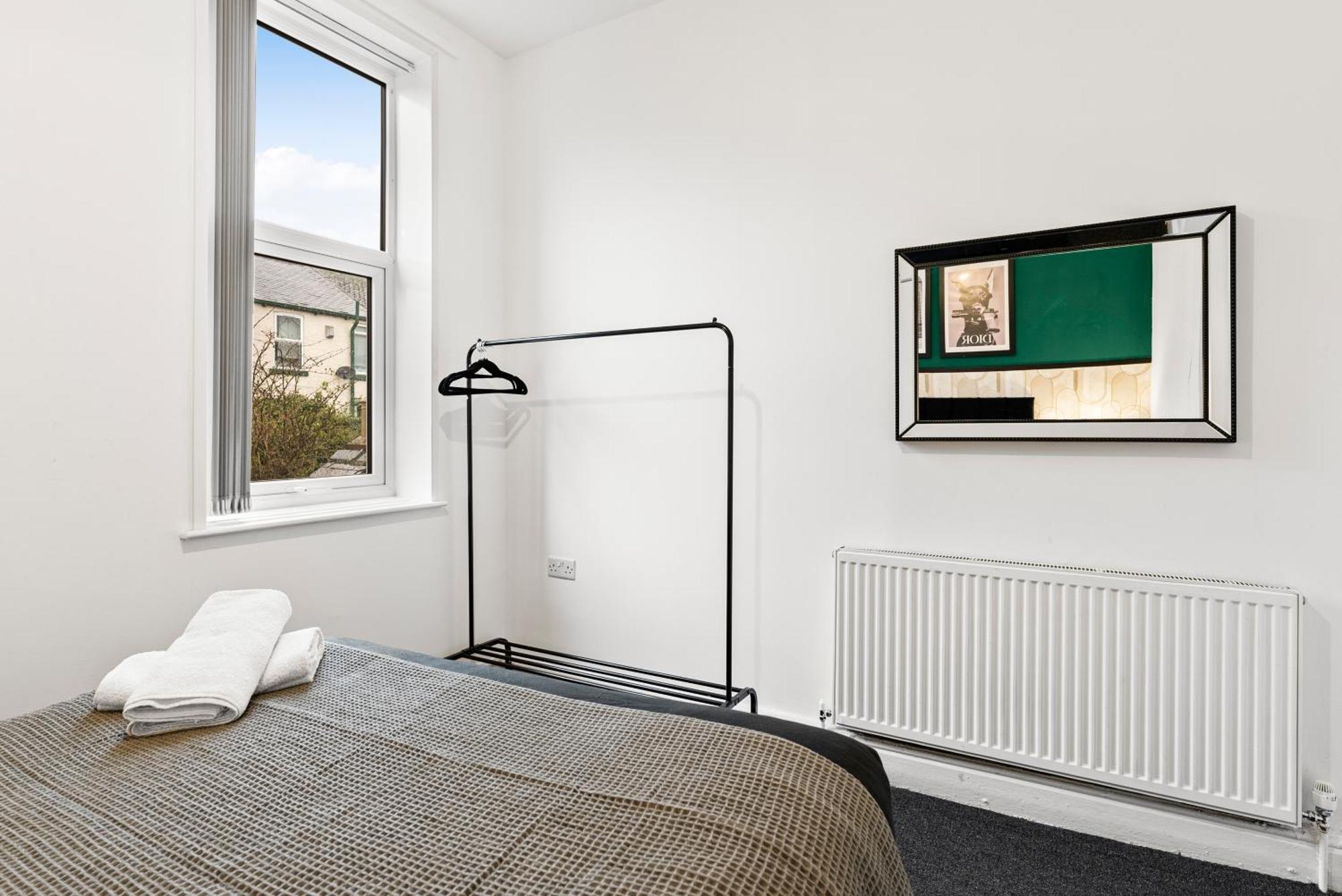 20 Percent Off! Stylish Abode Sleeps 12 Apartment
