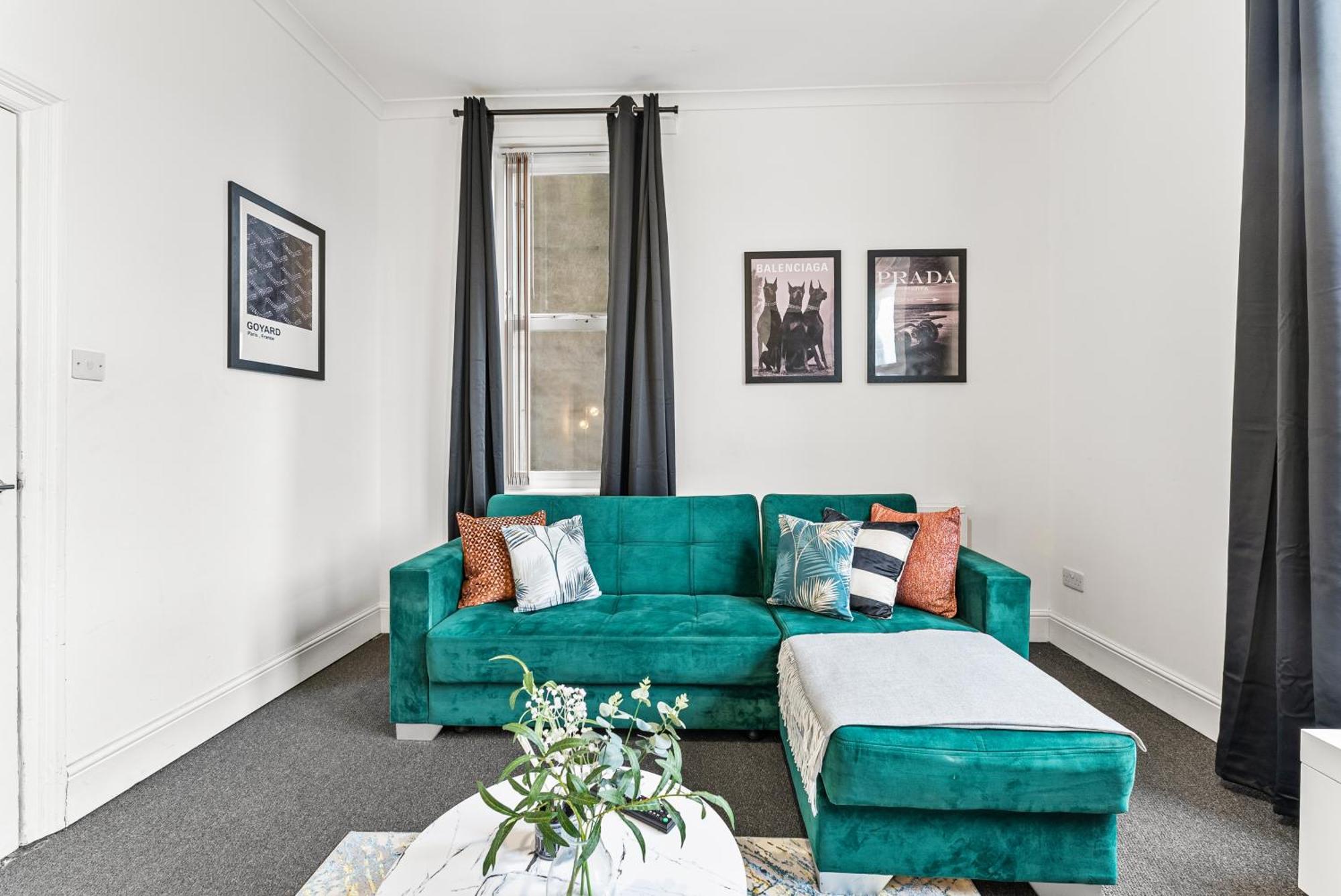 20 Percent Off! Stylish Abode Sleeps 12 * Sheffield