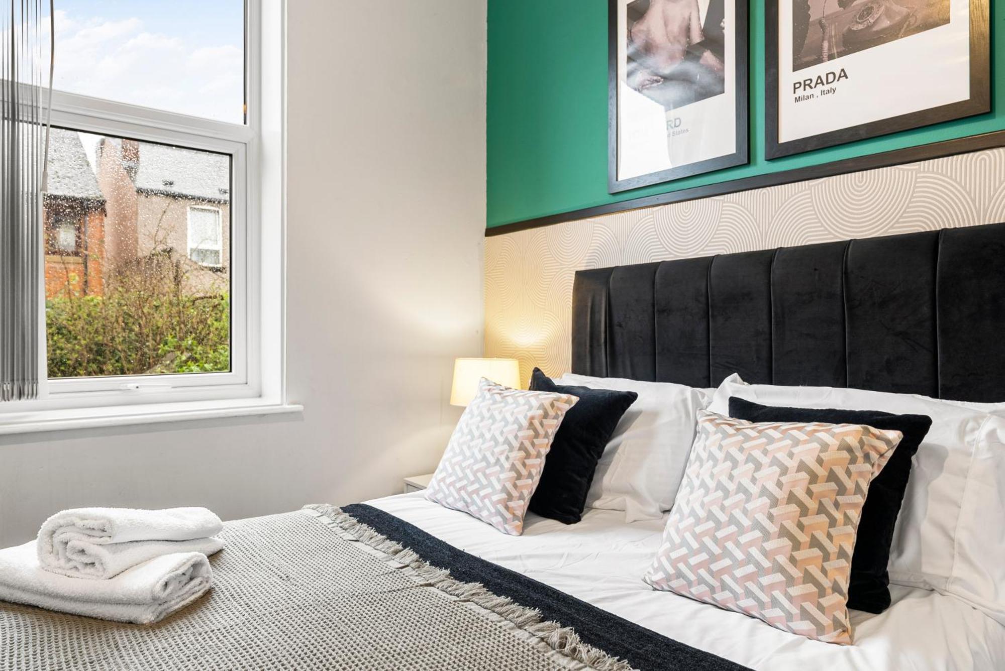 20 Percent Off! Stylish Abode Sleeps 12 Apartment Sheffield