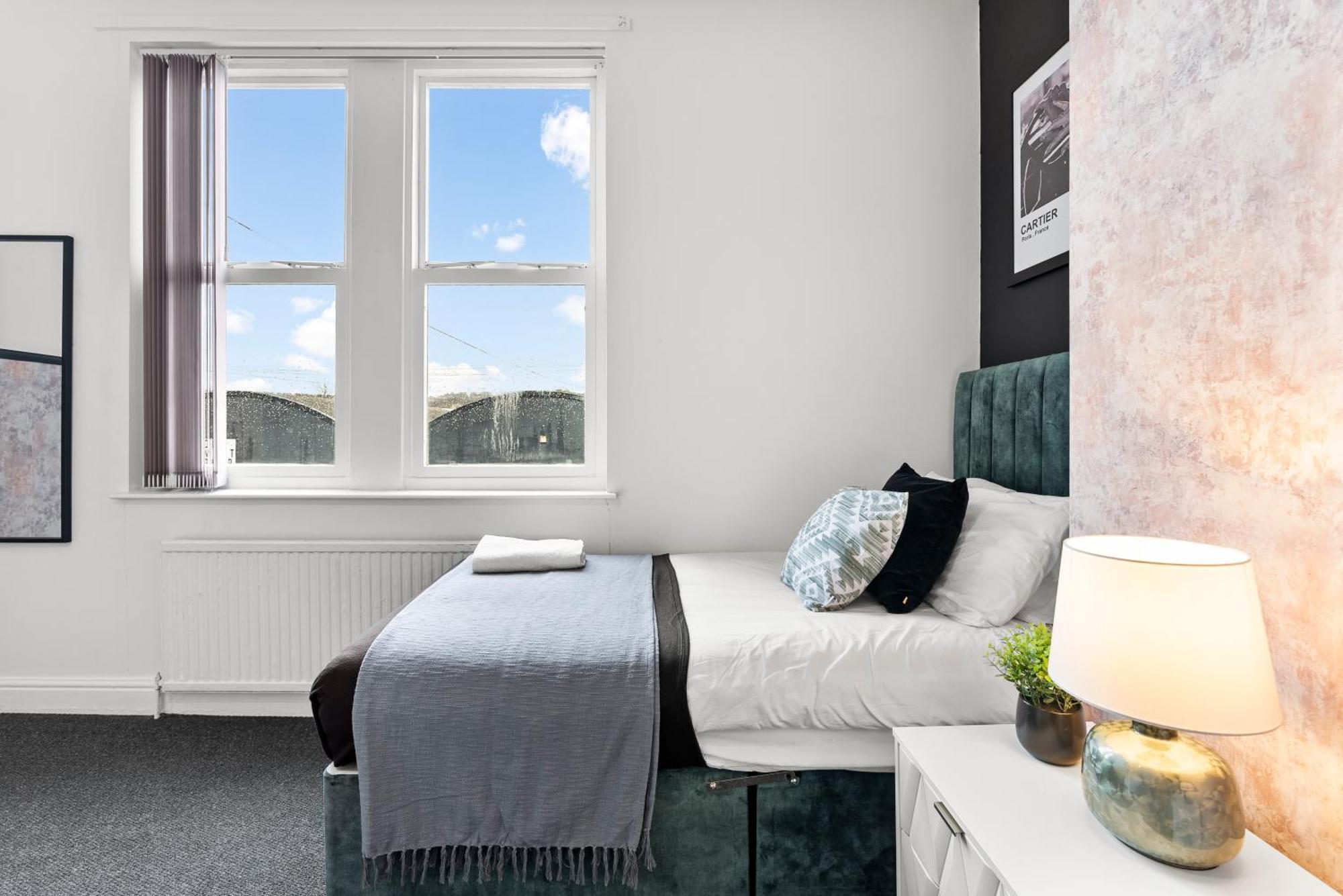 20 Percent Off! Stylish Abode Sleeps 12 Apartment