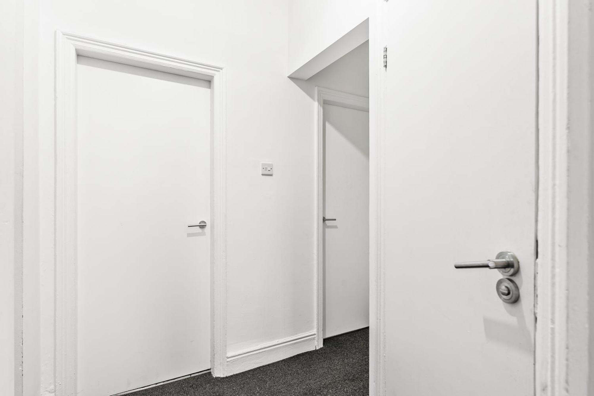 20 Percent Off! Stylish Abode Sleeps 12 Apartment *