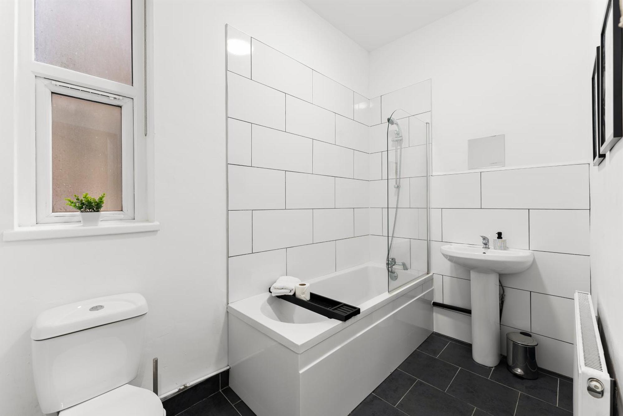 Apartment 20 Percent Off! Stylish Abode Sleeps 12