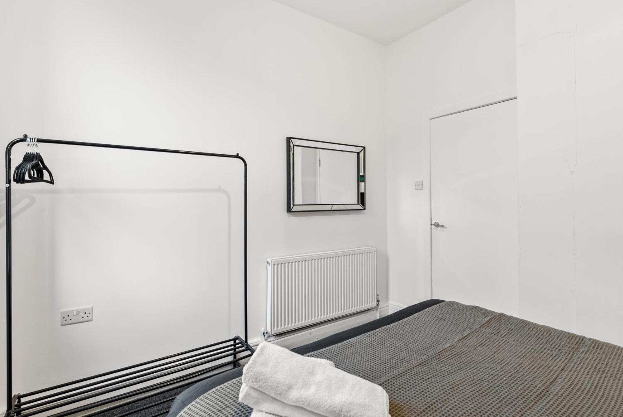 20 Percent Off! Stylish Abode Sleeps 12 Sheffield