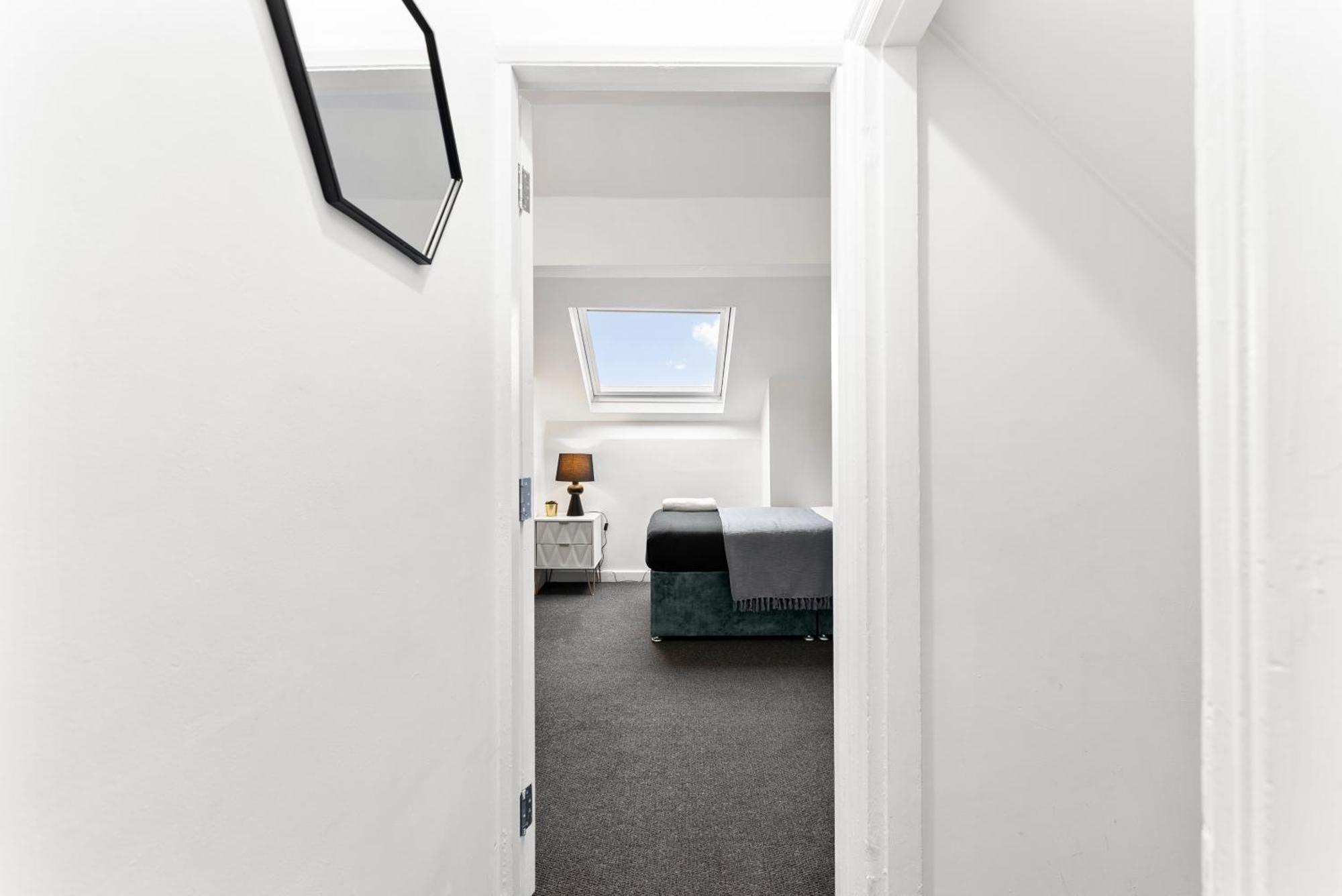 20 Percent Off! Stylish Abode Sleeps 12 Apartment Sheffield