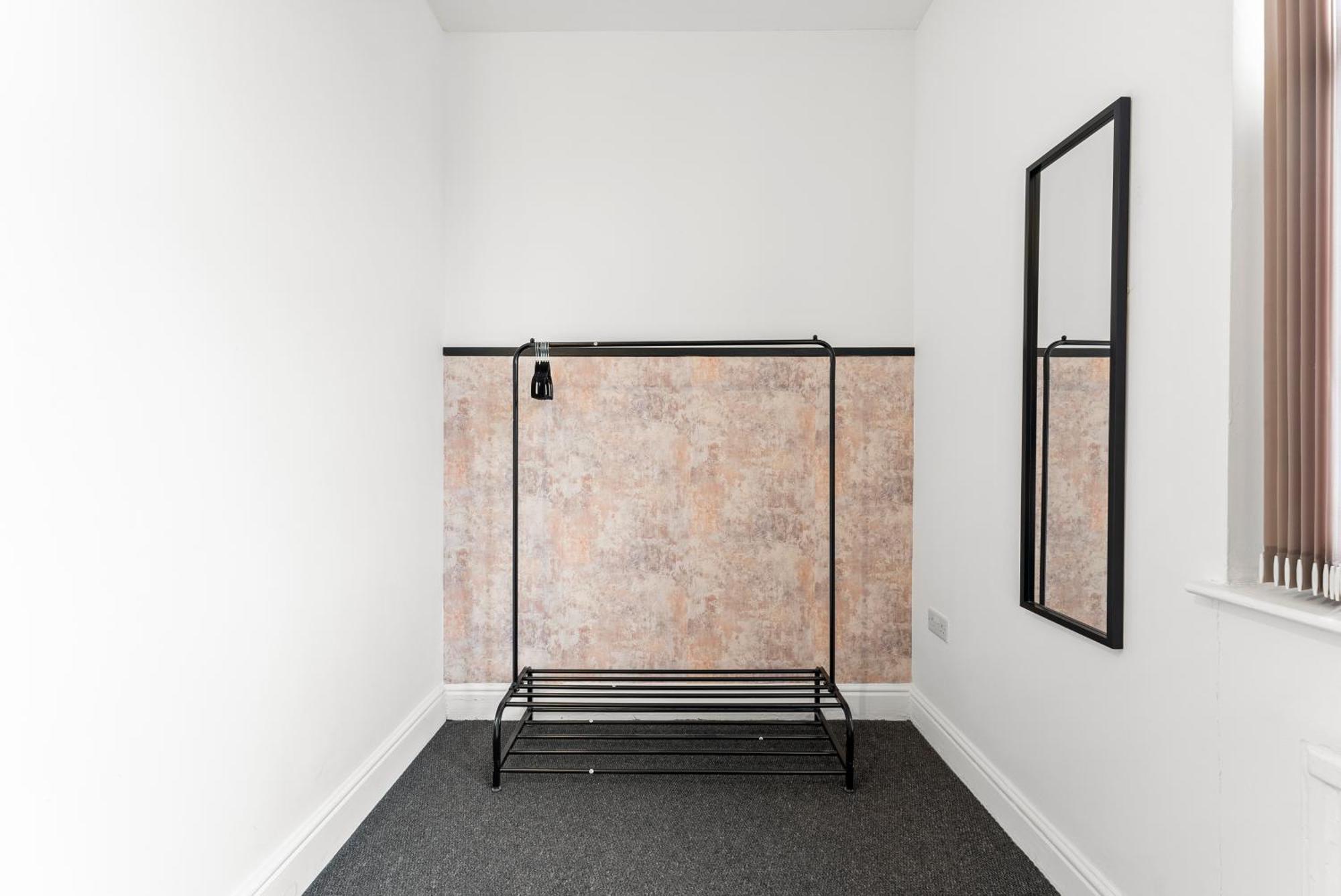 20 Percent Off! Stylish Abode Sleeps 12 Apartment