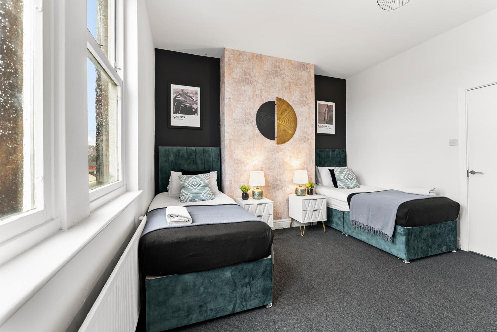 20 Percent Off! Stylish Abode Sleeps 12 *