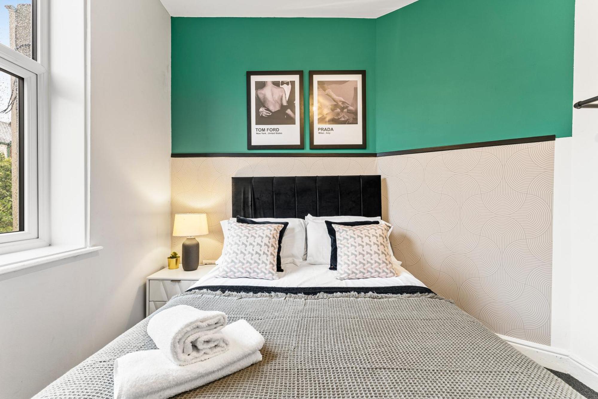 20 Percent Off! Stylish Abode Sleeps 12 Apartment