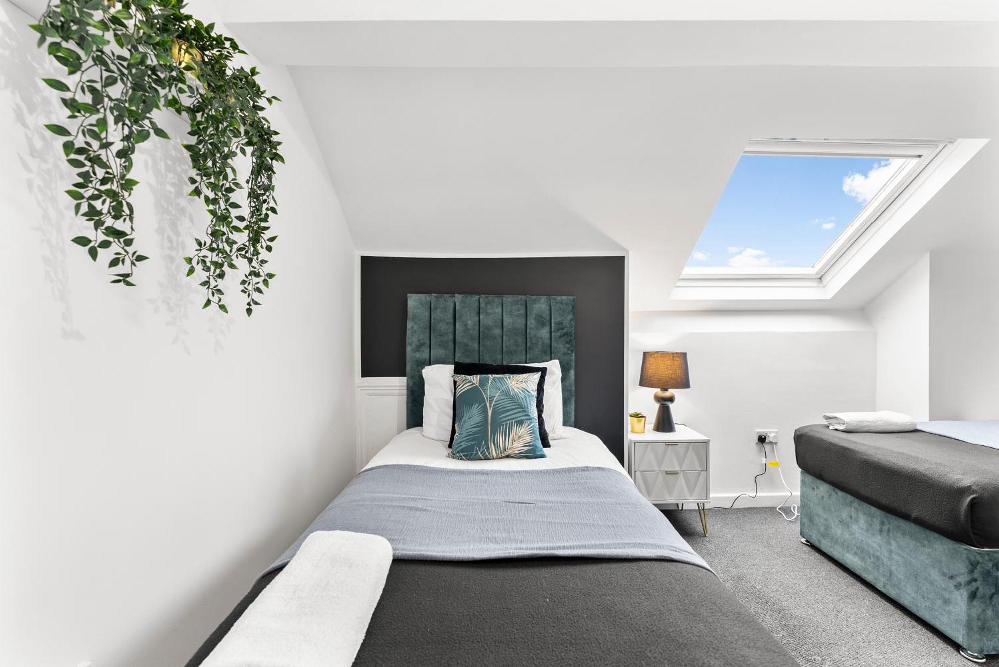 20 Percent Off! Stylish Abode Sleeps 12 Apartment *